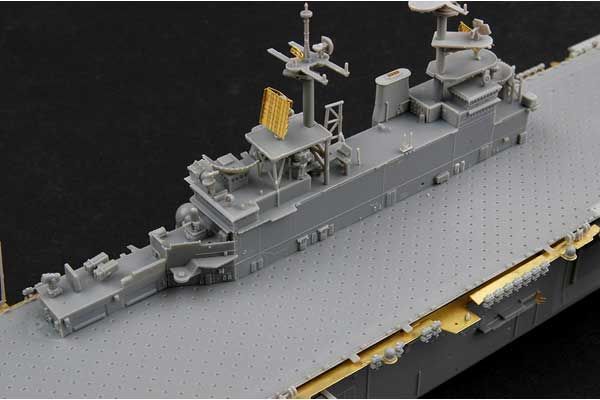 USS Boxer LHD-4 (Hobby Boss 83405) 1/700