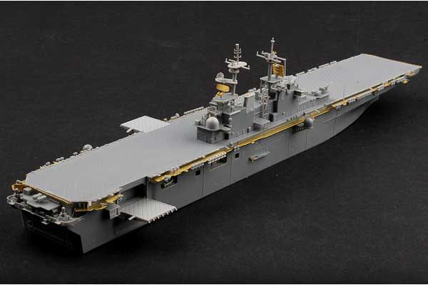 USS Boxer LHD-4 (Hobby Boss 83405) 1/700