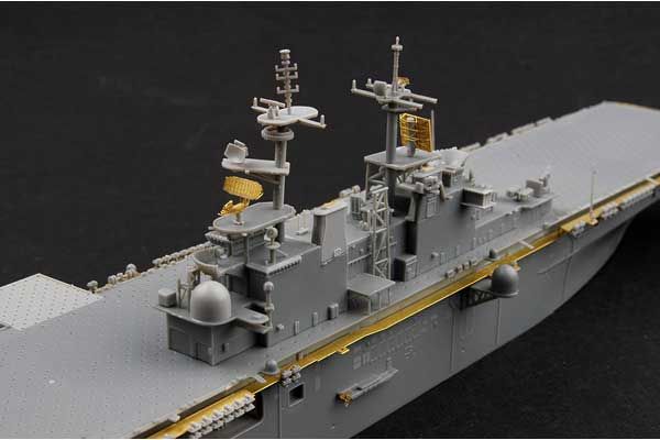 USS Boxer LHD-4 (Hobby Boss 83405) 1/700