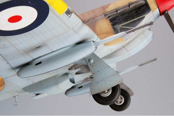 “HURRICANE” Mk.ⅡC/TROP (Trumpeter 02416) 1/24