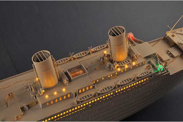 Titanic с LED-подсветкой (Trumpeter 03719) 1/200