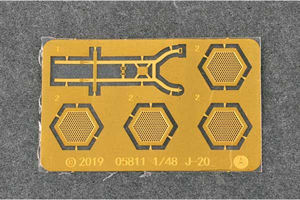 J-20 Mighty Dragon (Trumpeter 05811) 1/48